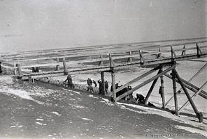 Вид укрепления откоса плотины оросительного канала в колхозе им. К. Либкнехта Гмелинского кантона. 1937 г.