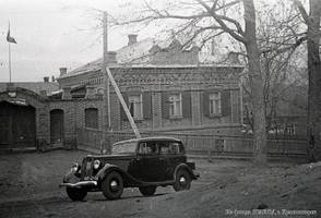 Здание детских яслей в городе Бальцер, легковой автомобиль [ГАЗ-1] на улице, у здания. 1939 г.