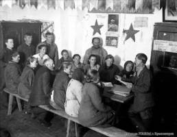 Группа колхозников на производственном совещании. 1933 г.
